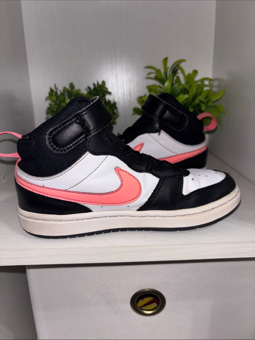 Girls Nikes - Picture 5 of 11